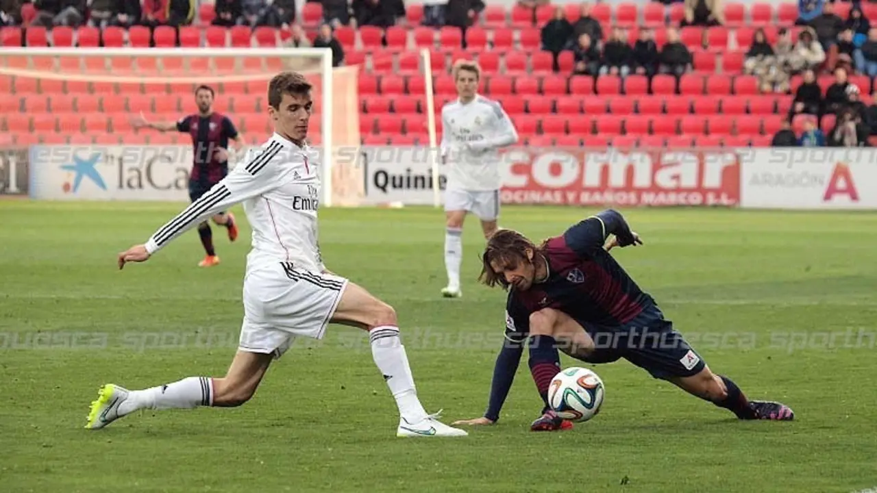 Juan Esn&aacute;ider jug&oacute; unos minutos frente al Real Madrid Castilla | Foto: sporthuesca.com - C.Pascual