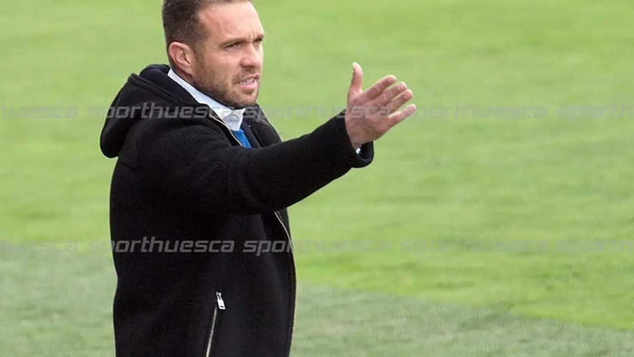 Tevenet dirigiendo al Huesca frente al Castilla | Foto: sporthuesca.com - C.Pascual