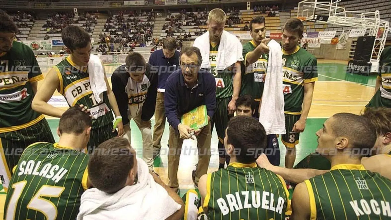 Quim Costa da instrucciones frente al Planasa Navarra | Foto: C.Pascual