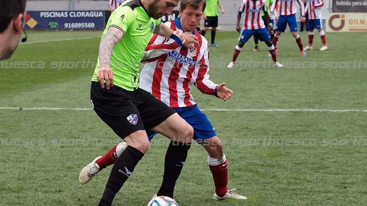 Frente al Atleti 'B', Rojas jug&oacute; en el lateral derecho | Foto: sporthuesca.com - C.Pascual