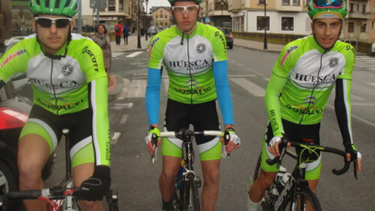 Corredores del equipo ciclista Huesca La Magia antes de la prueba | Foto: Huesca La Magia