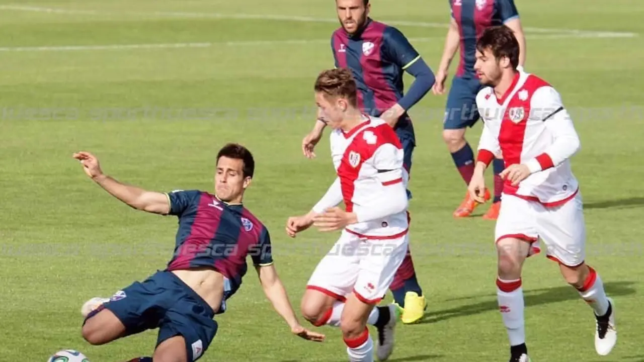 &Iacute;&ntilde;igo Ros en el encuentro frente al Rayo Vallecano B | Foto: sporthuesca.com - C.Pascual