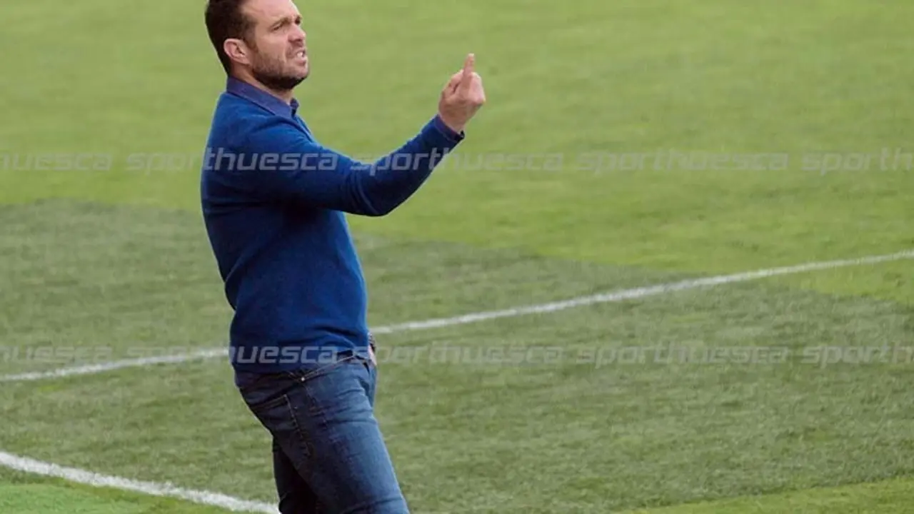 Tevenet ordena a sus jugadores frente al Rayo Vallecano B | Foto: sporthuesca.com - C.Pascual