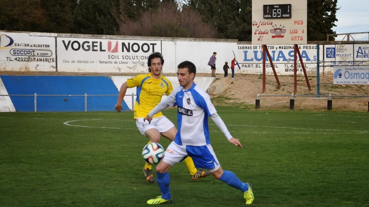 Casero presiona a un jugador del Tamarite | Foto: cdjtamarite.com