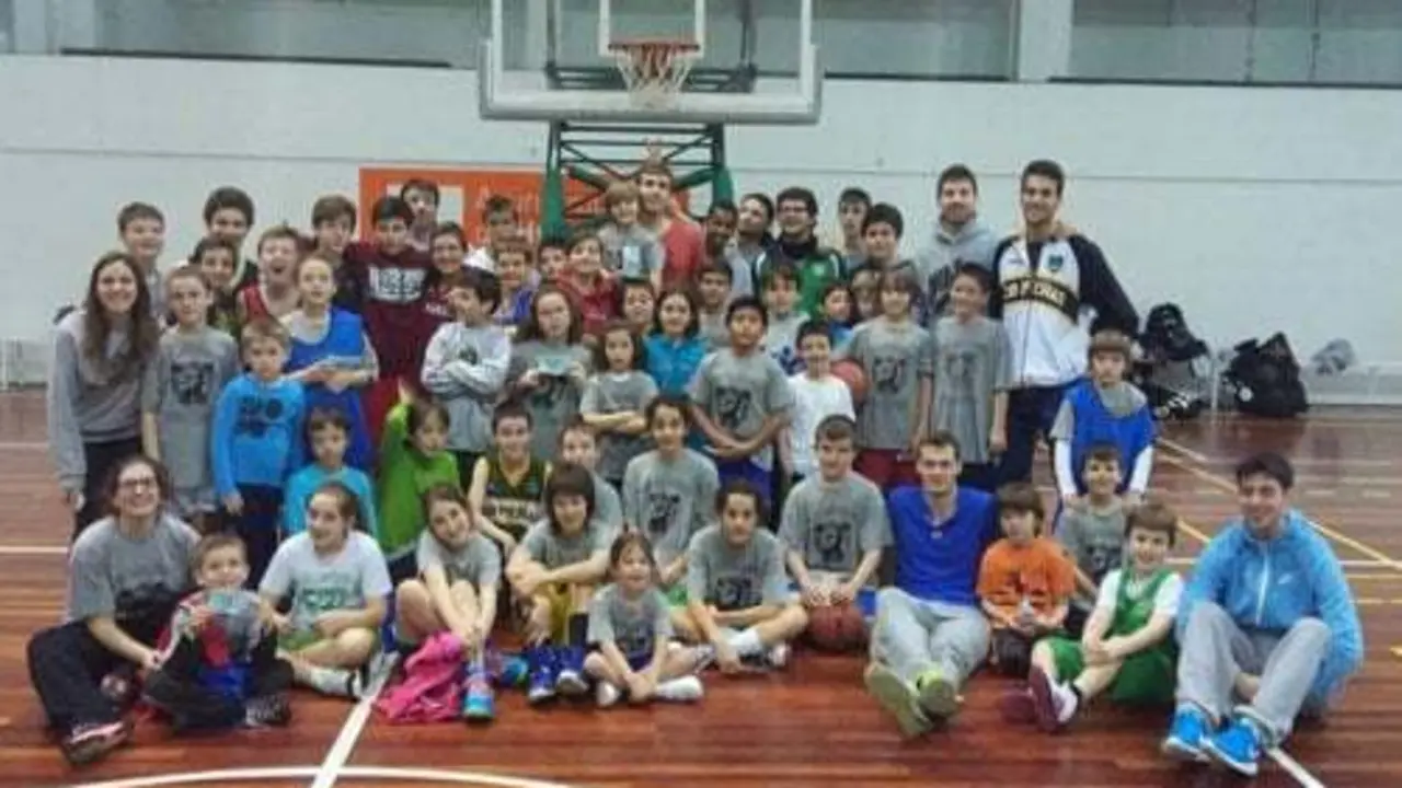 Foto de familia en el Campus de Basket del pasado a&ntilde;o | Foto: CB Pe&ntilde;as Huesca