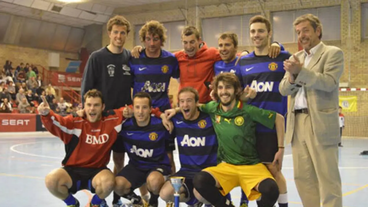 Equipo G8, campe&oacute;n del Torneo, posando con su trofeo | Foto: Jorge Antoni - sporthuesca.com