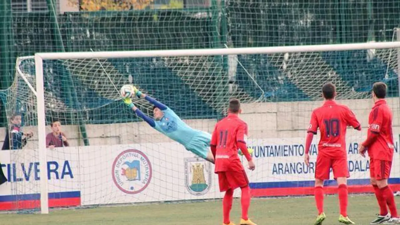 Juan P&eacute;rez realiza una parada frente a la Multivera | Foto: @Charly13