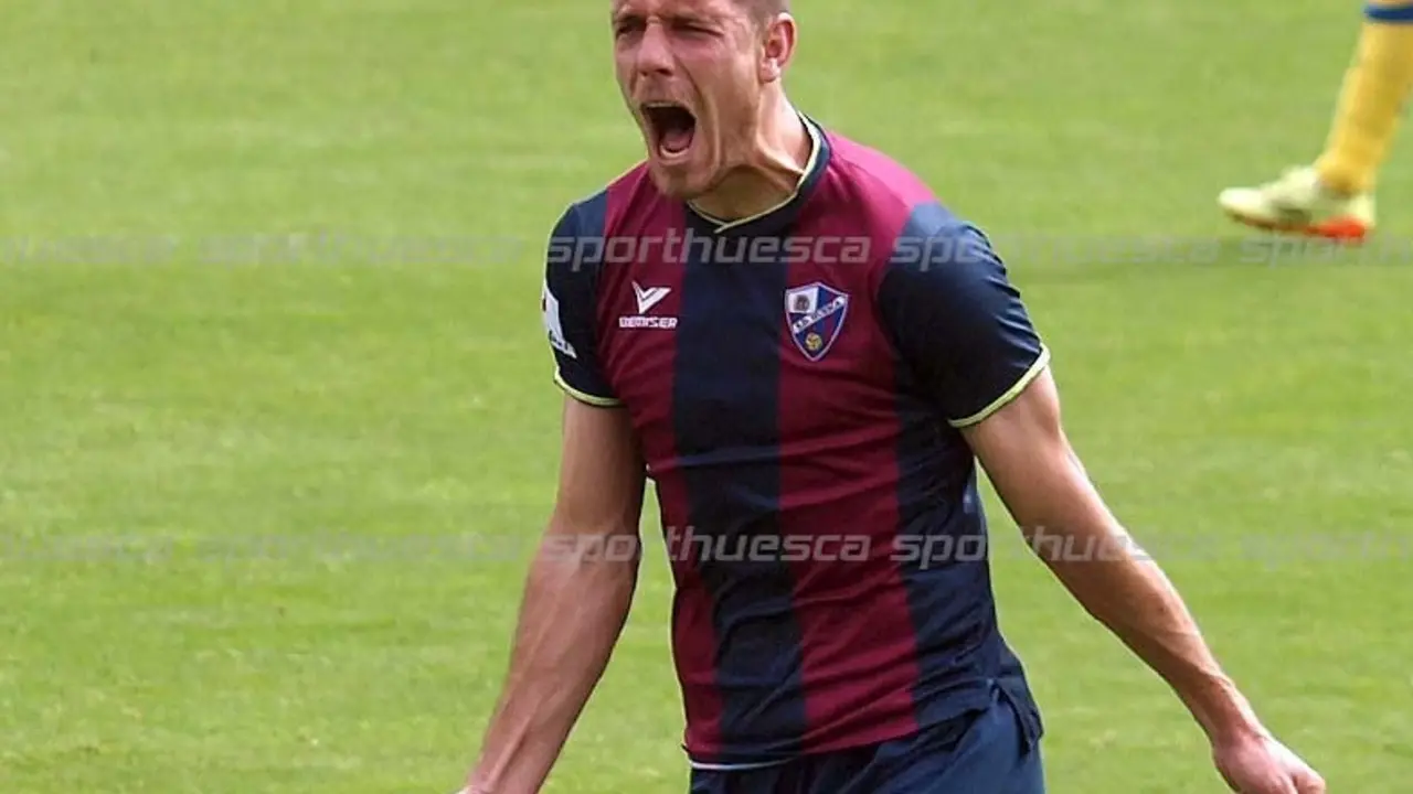 Manuel S&aacute;nchez celebra con rabia su gol a la UD Las Palmas Atl&eacute;tico | Foto: sporthuesca.com - C.Pascual