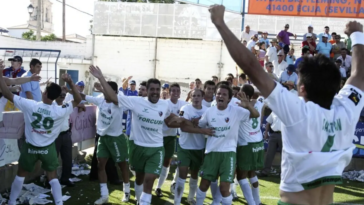 Los jugadores del Huesca celebran el &uacute;ltimo ascenso a Segunda Divisi&oacute;n en 2008 | FOTO: Heraldo 