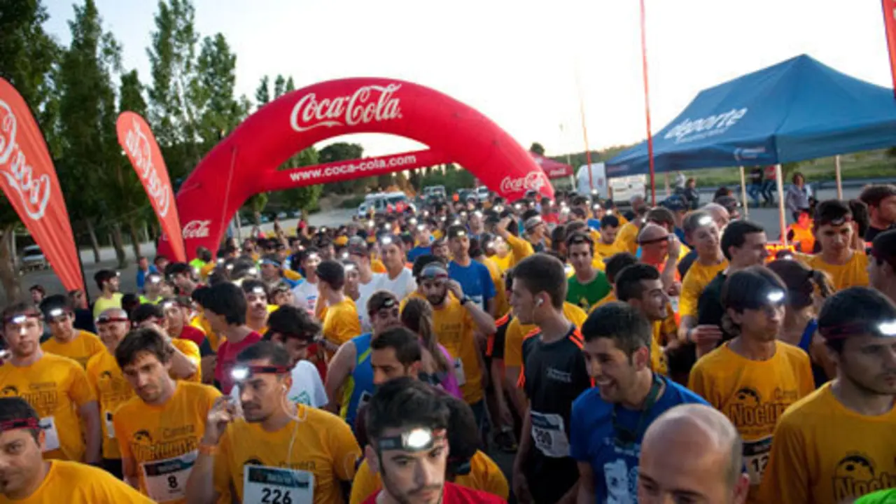 Imagen de los participantes en  pasadas ediciones | Foto: carreranocturna.es