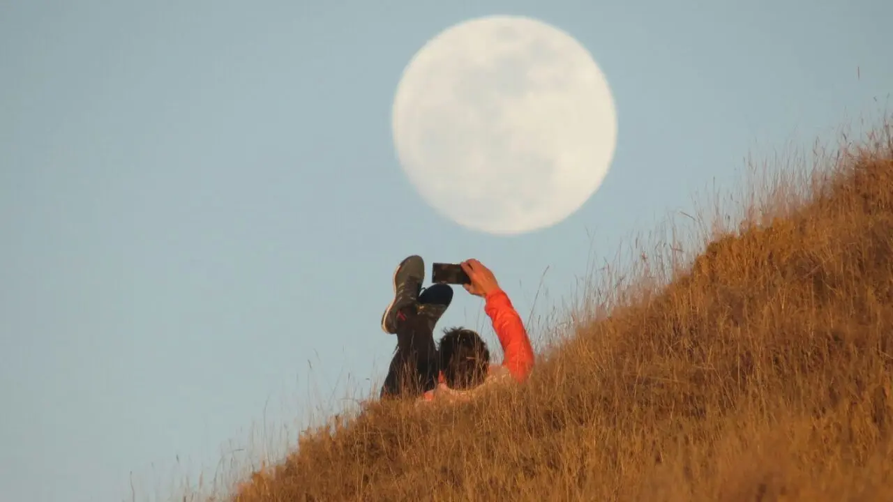 Buc&oacute;lica imagen de Luis Alberto Hernando con la luna en el horizonte. Foto: Facebook