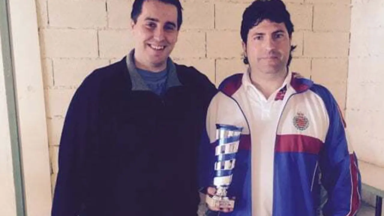Villama&ntilde;an (dcha), recogiendo el Trofeo de manos del Presidente del CT Loreto | Foto: CT Loreto