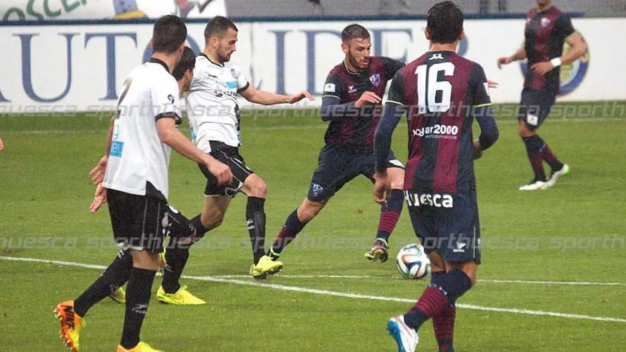 Tyronne controla el bal&oacute;n en el balc&oacute;n del &aacute;rea del Conquense | Foto: sporthuesca.com - C.Pascal