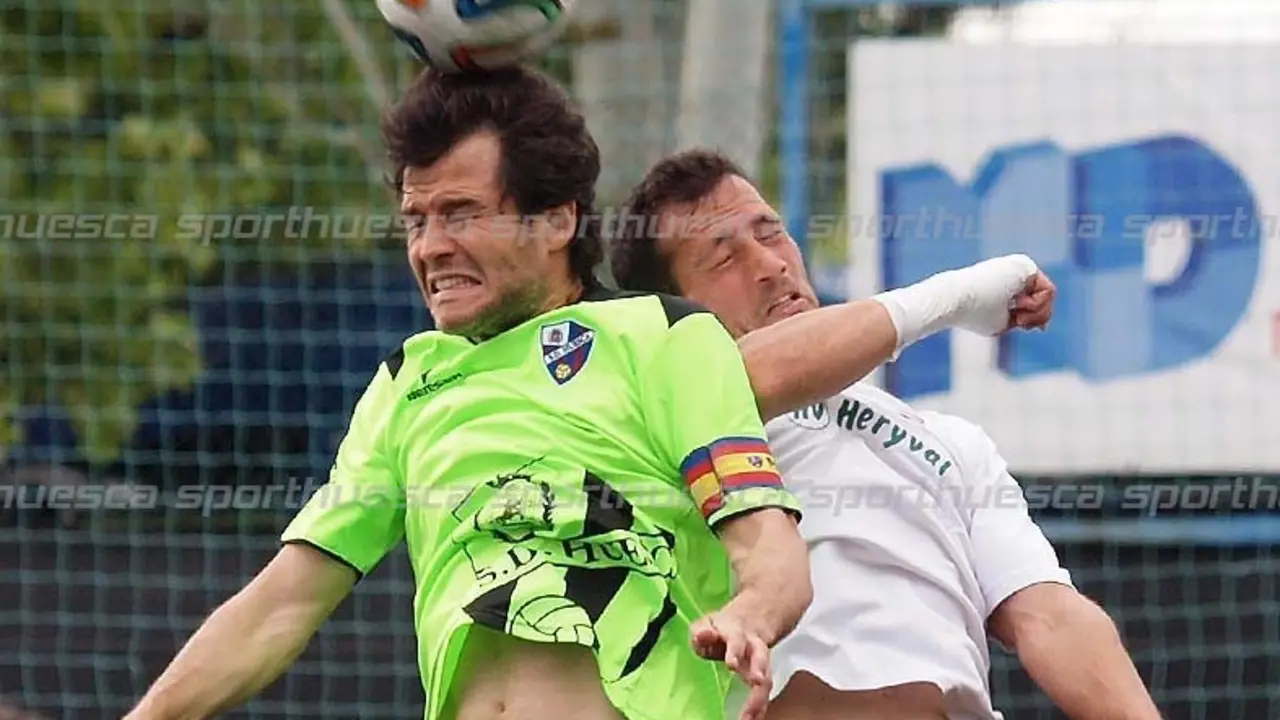 Camacho pelea un bal&oacute;n a&eacute;reo con un rival del Trival | Foto: sporthuesca.com - C.Pascual