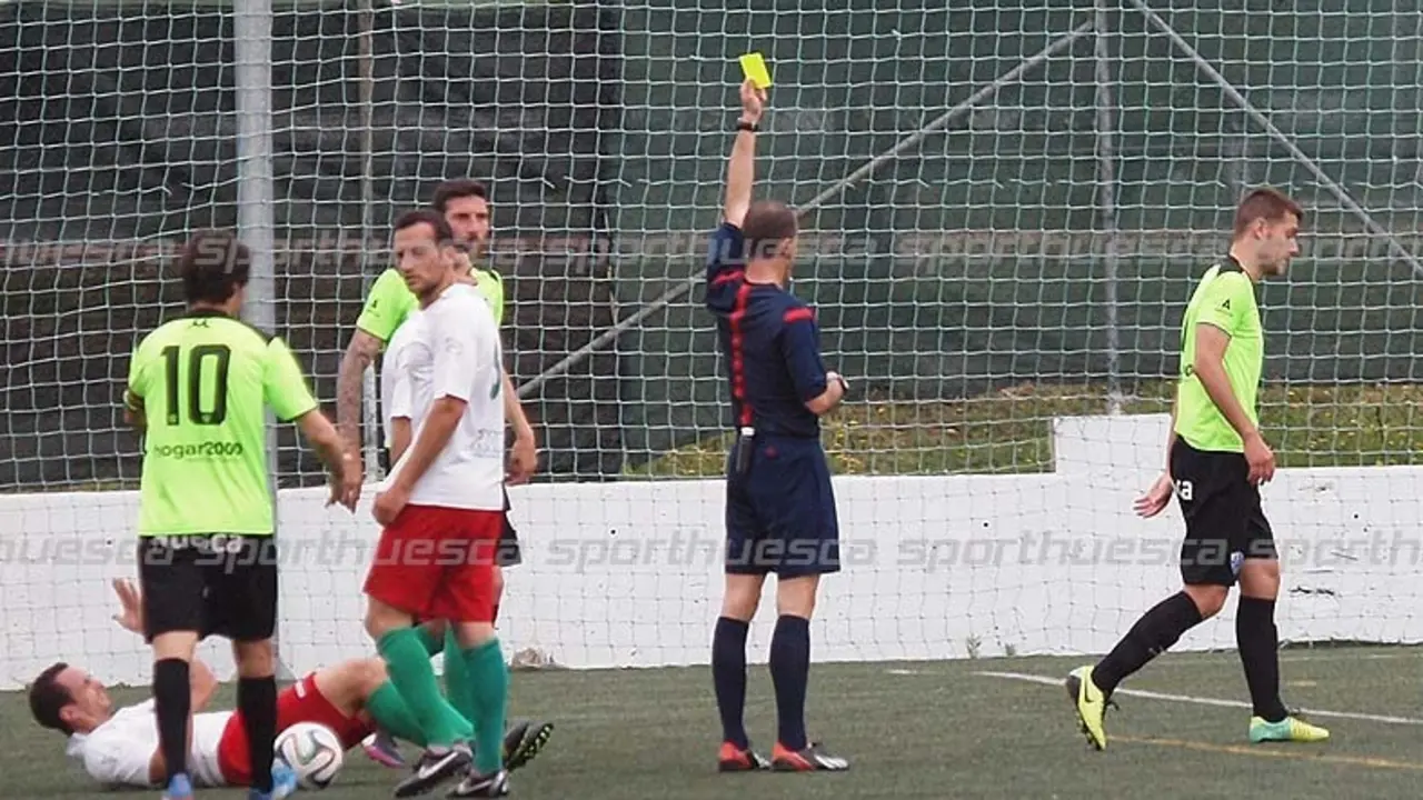 Momento en que el colegiado amonestaba a Manolo | Foto: sporthuesca.com - C.Pascual