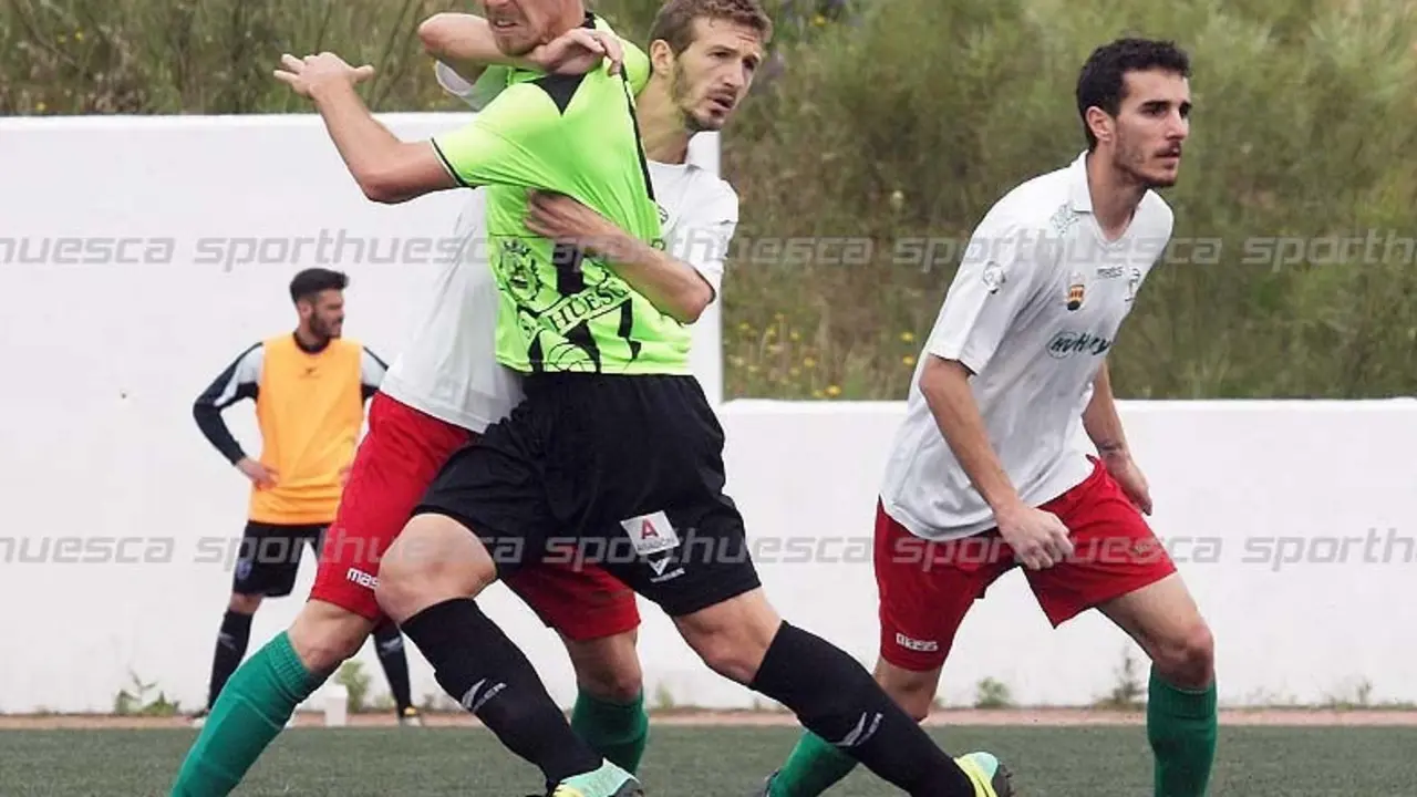 Manuel S&aacute;nchez mand&oacute; en la medular y anot&oacute; un gol | Foto: sporthuesca.com - C.Pascual