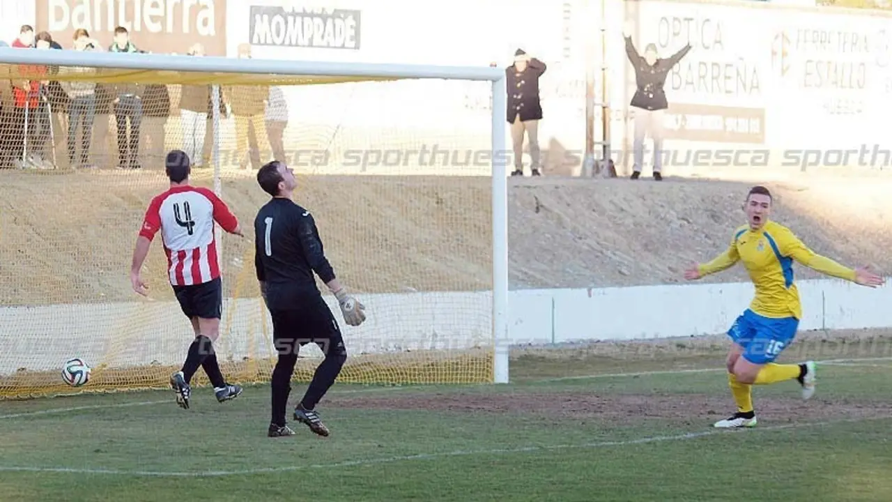 Agus Alonso celebra un tanto con el Almud&eacute;var | Foto: sporthuesca.com - C.Pascual