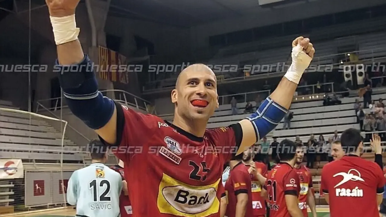 Marco Mira, la temporada pasada ante Ademar de Le&oacute;n | Foto: C.Pascual