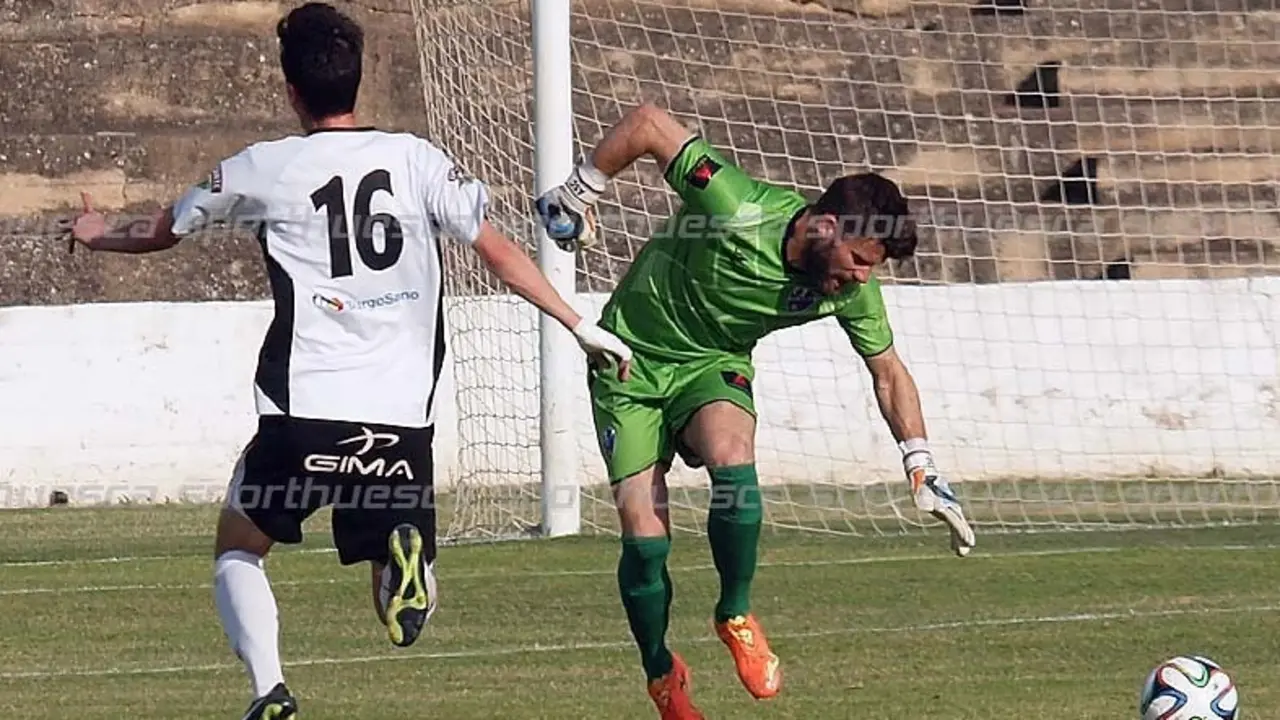Dani Jim&eacute;nez recibi&oacute; una fuerte entrada en un lance del partido | Foto: sporthuesca.com - C.Pascual