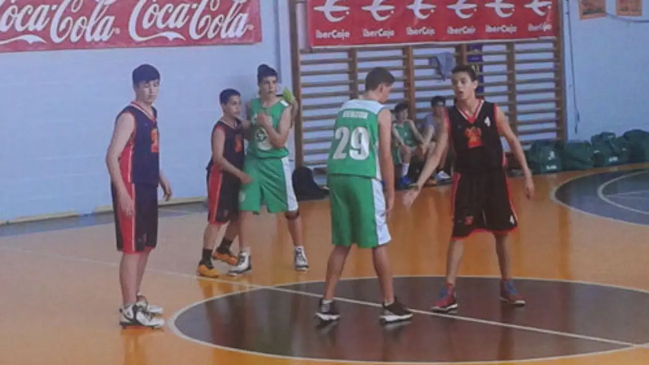 Imagen durante uno de los partidos de la cantera pe&ntilde;ista | Foto: CB Pe&ntilde;as