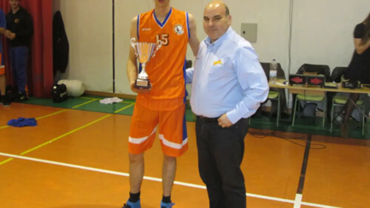El Presidente de la DOB hace entrega del trofeo de subcampe&oacute;n al CB Jaca | Foto: CB Jaca