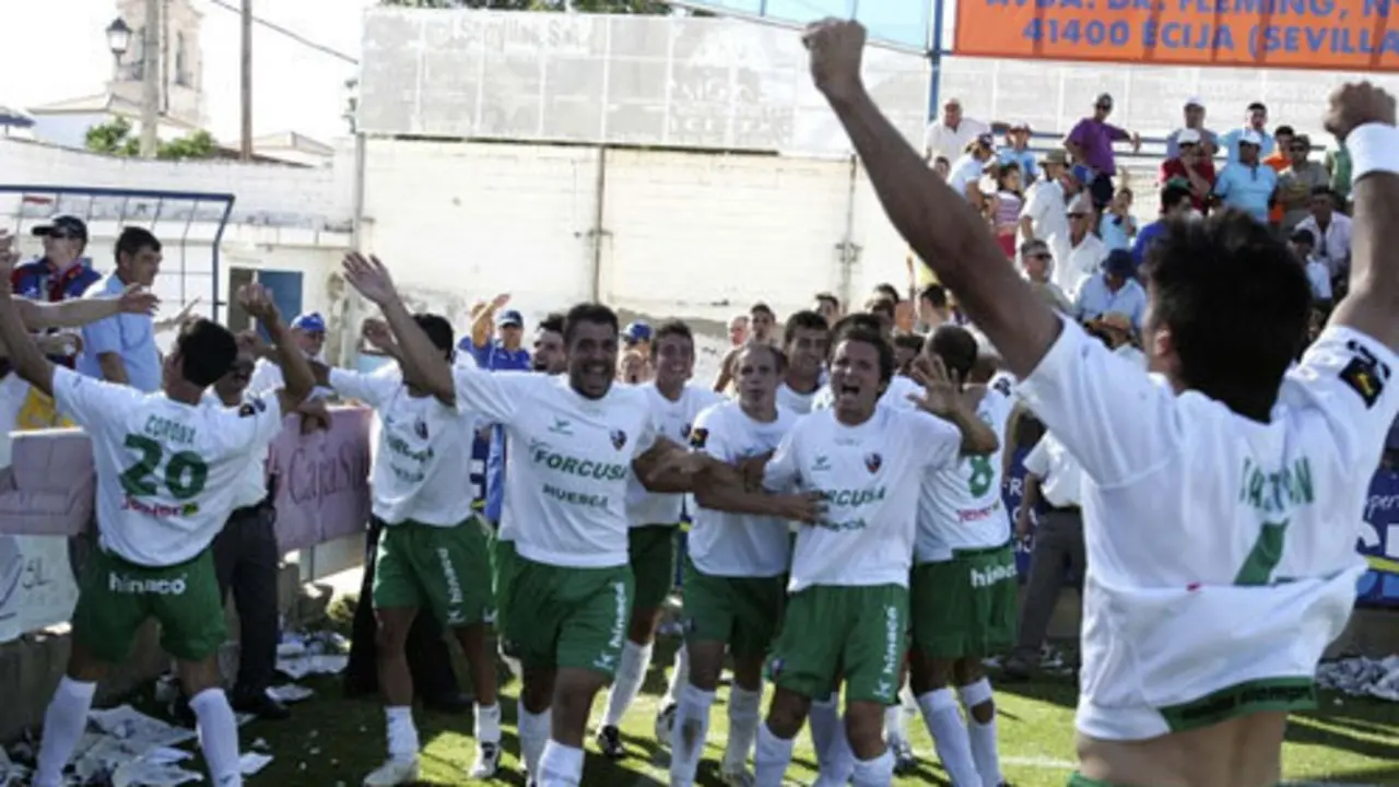 La SD Huesca celebrando el ascenso a Segunda Divisi&oacute;n en &Eacute;cija | Foto: heraldo.es