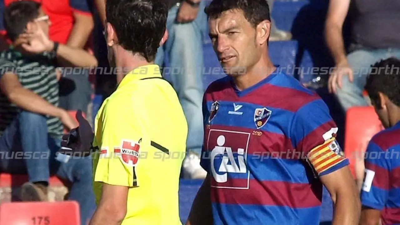Corona con la camiseta del Huesca | Foto: C.Pascual