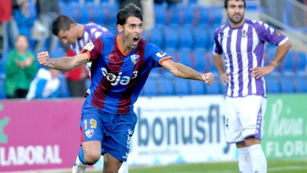 David Bauz&aacute; celebra un gol al Real Valladolid | Foto: dianablanca.com
