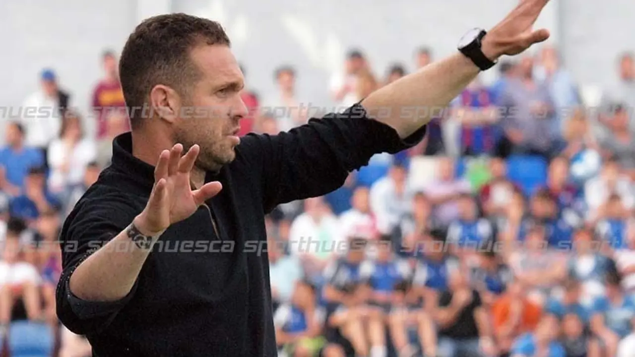 Tevenet dirigiendo al equipo frente al N&aacute;stic | Foto: Cord&oacute;n Press
