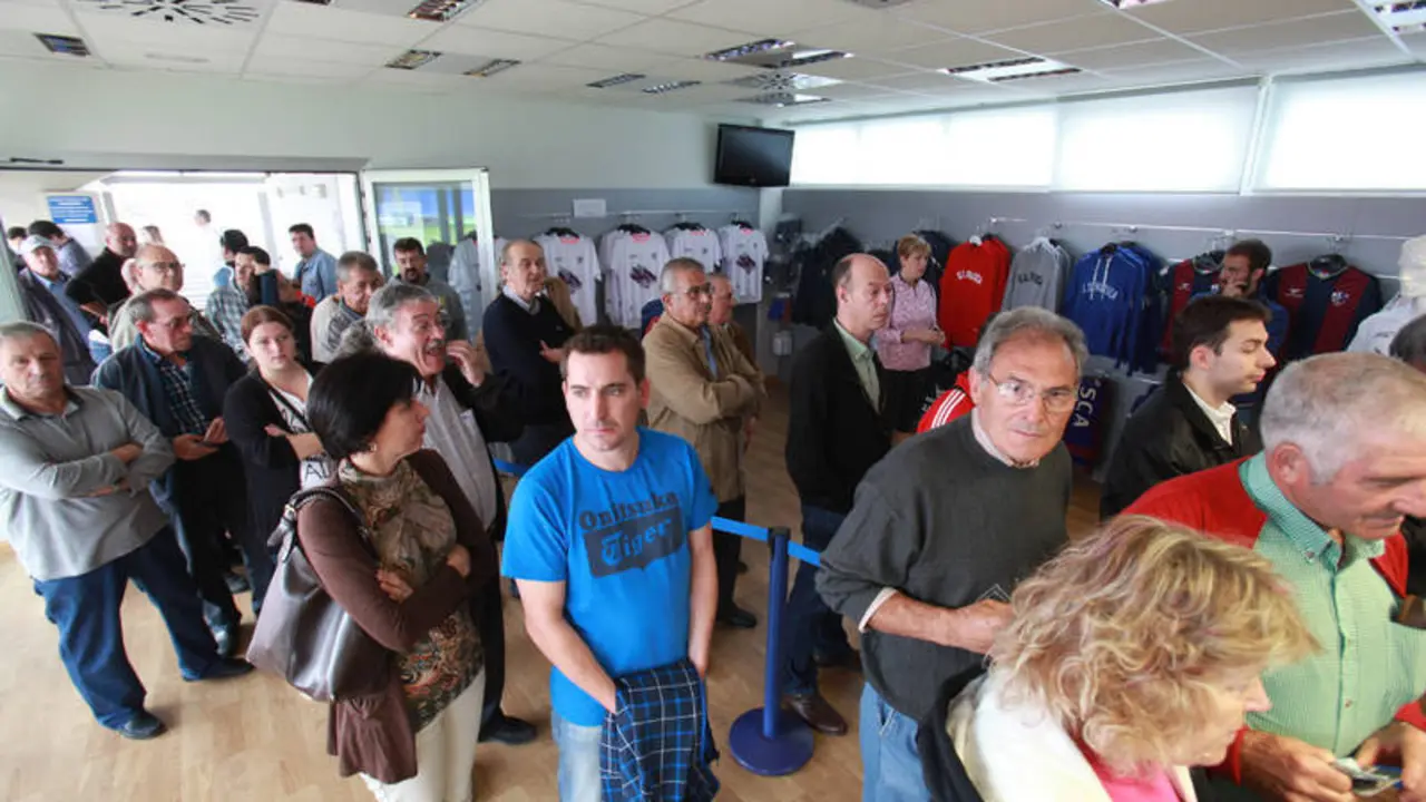 En las oficinas del Huesca hubo colas para comprar las entradas para ver al FC Barcelona | Foto:  Heraldo - J.Blasco