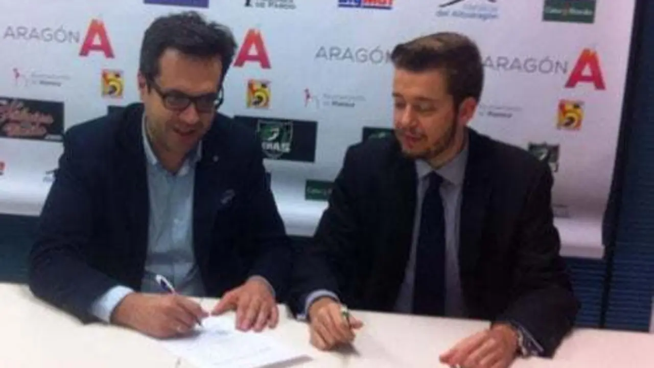 Antonio Or&uacute;s (derecha) en la firma de documentos como nuevo miembro de la Junta | Foto: CB Pe&ntilde;as