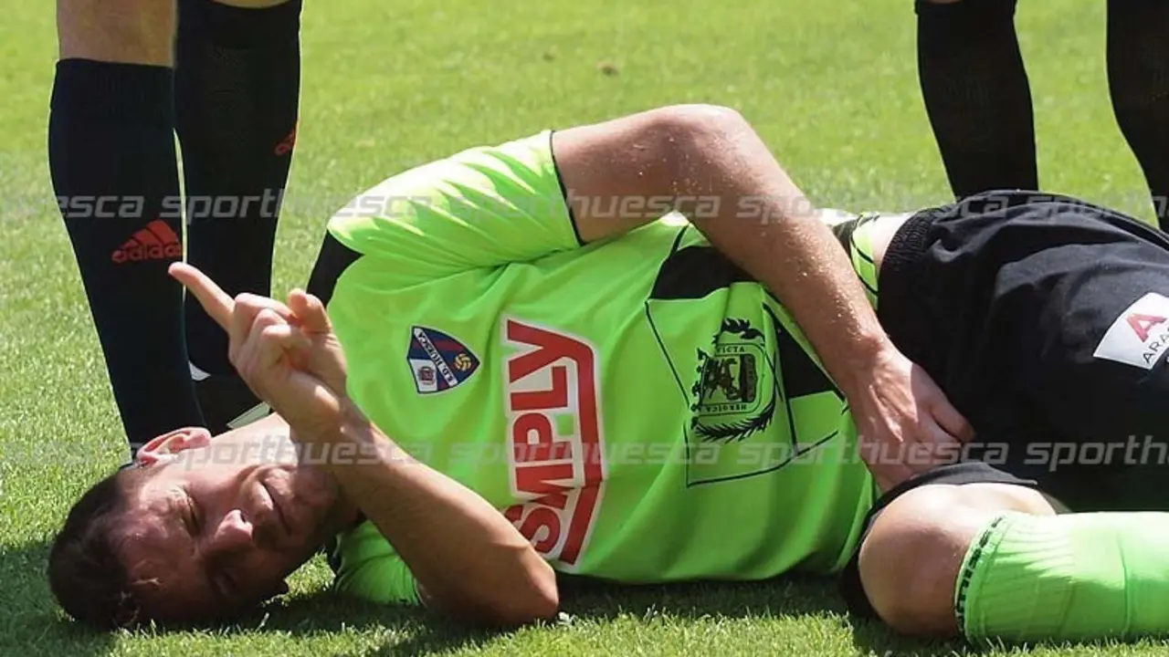 Manolo se duele de un golpe en el hombro | Foto: C.Pascual