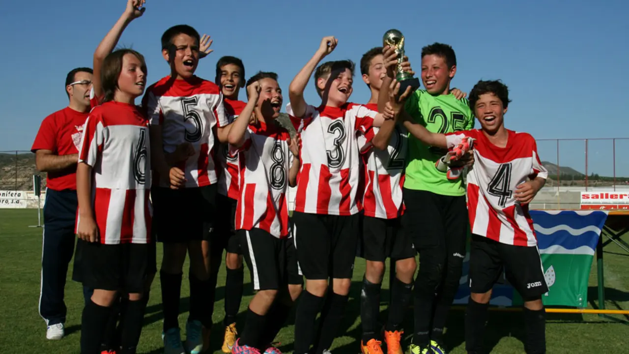 El Atl&egrave;tic Segre se proclam&oacute; campe&oacute;n del III Torneo de F&uacute;tbol 7 Alev&iacute;n de Mequinenza | Foto: arainfo.org
