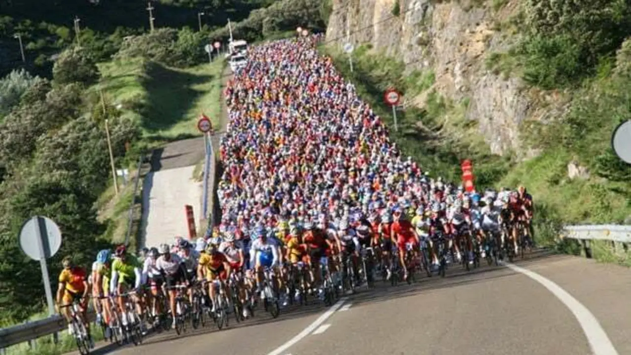 Espectacular imagen de una anterior edici&oacute;n de la Quebrantahuesos| Foto: www.ordesa.net