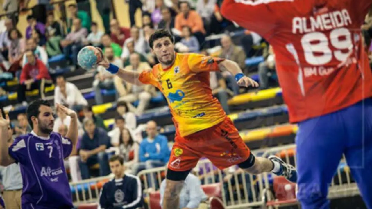 Mart&iacute;n Dold&aacute;n, nuevo pivote para Bada Huesca | Foto: Diego Santamaria