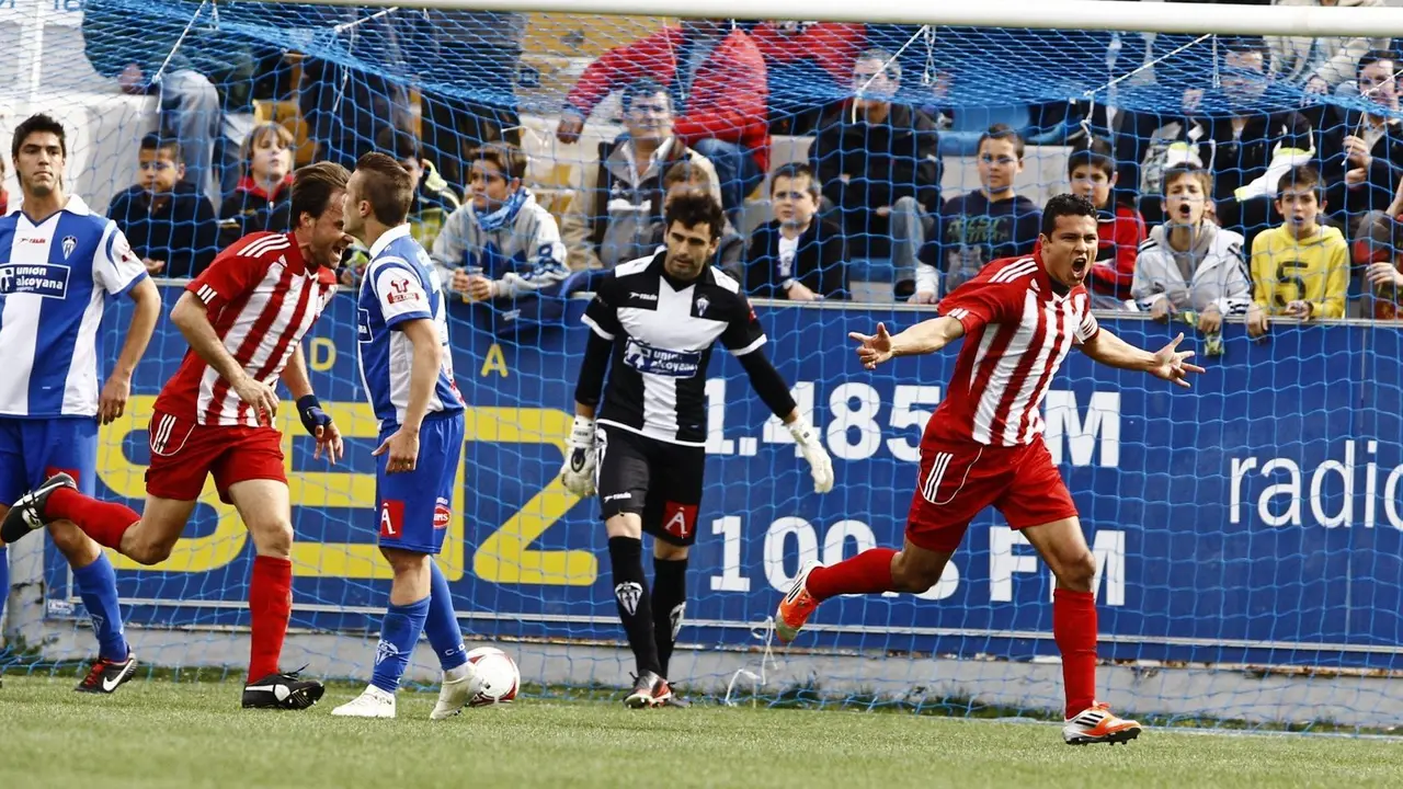 Roberto Amarilla celebra un gol al Alcoyano | Foto: VAVEL