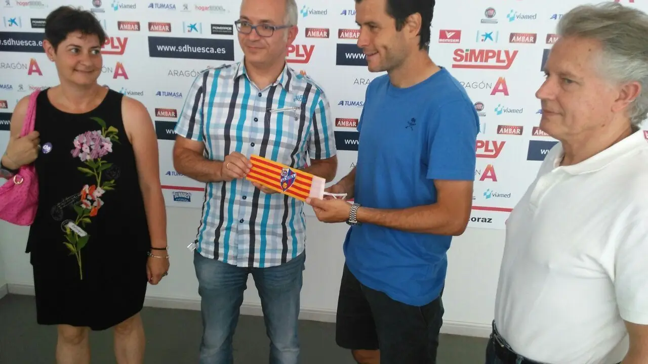 Camacho, recibiendo el brazalete esta ma&ntilde;ana | Foto: Miguel Barluenga