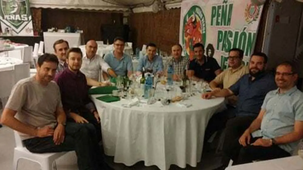 La directiva entrante y saliente compartieron cena fin de temporada | Foto: CB Pe&ntilde;as