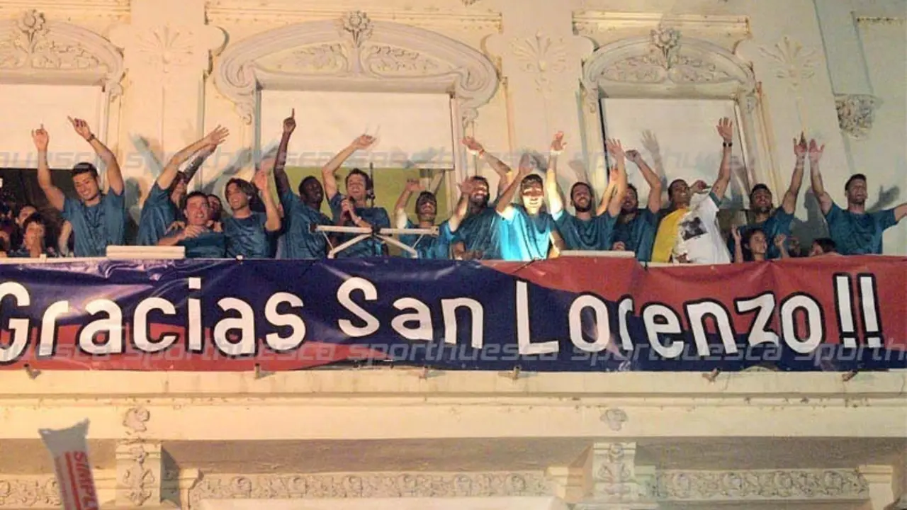 La plantilla celebra el ascenso en el balc&oacute;n del casino ante su afici&oacute;n | Foto: Cord&oacute;n Press