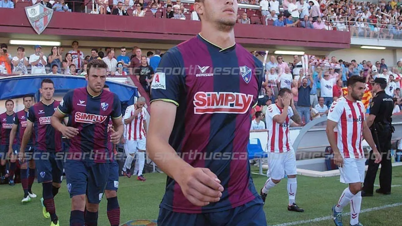 &Aacute;lex Garc&iacute;a saltando al c&eacute;sped del Alcoraz frente al Hurac&aacute;n | Foto: Cord&oacute;n Press