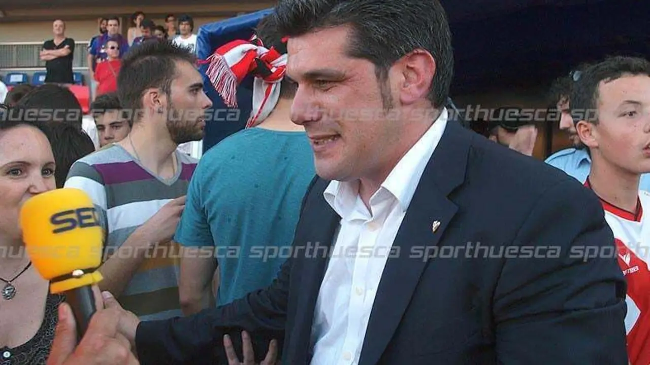 Fernando Losfablos baj&oacute; al c&eacute;sped para celebrar el ascenso | Foto: Cord&oacute;n Press