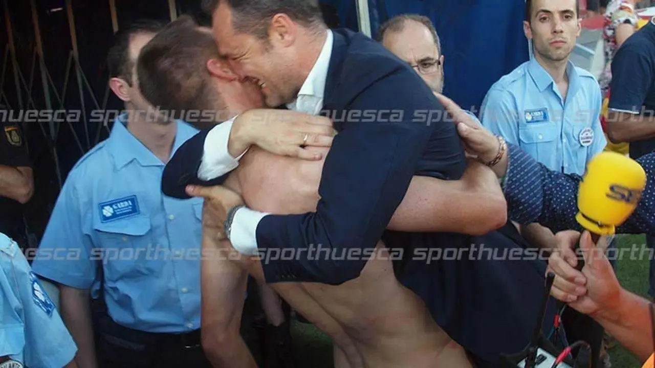 Luis Helguera se abraza a Manolo, en la celebraci&oacute;n del &uacute;ltimo ascenso del Huesca a Segunda | Foto: Cord&oacute;n Press