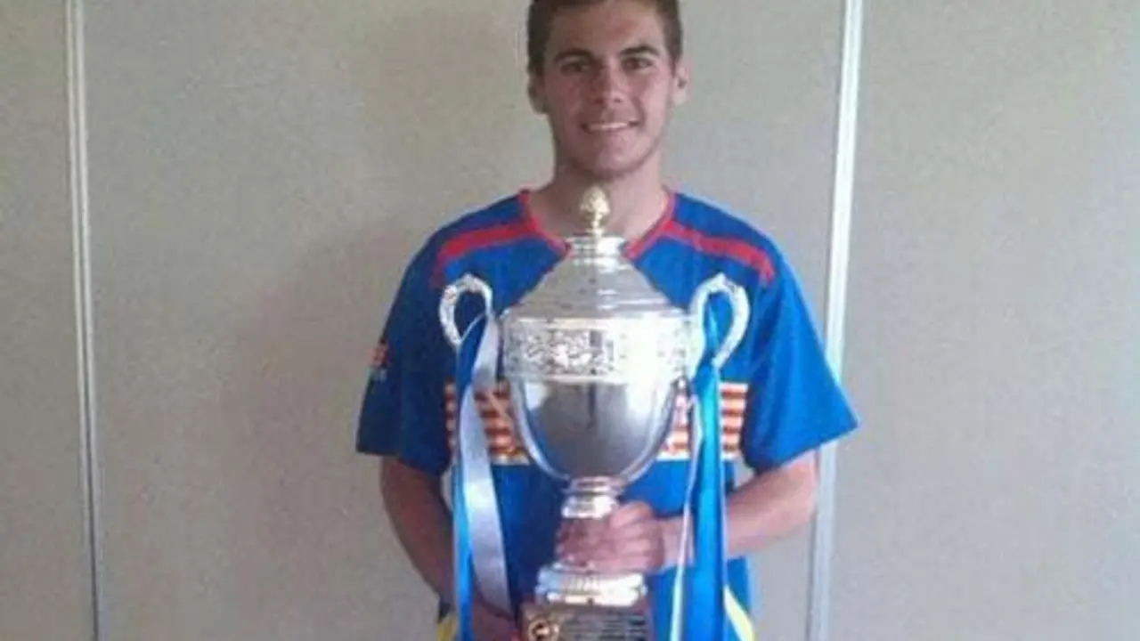 &Aacute;Lvaro Cavero con el trofeo de Subcampe&oacute;n de Espa&ntilde;a con la selecci&oacute;n aragonesa | Foto: Twitter