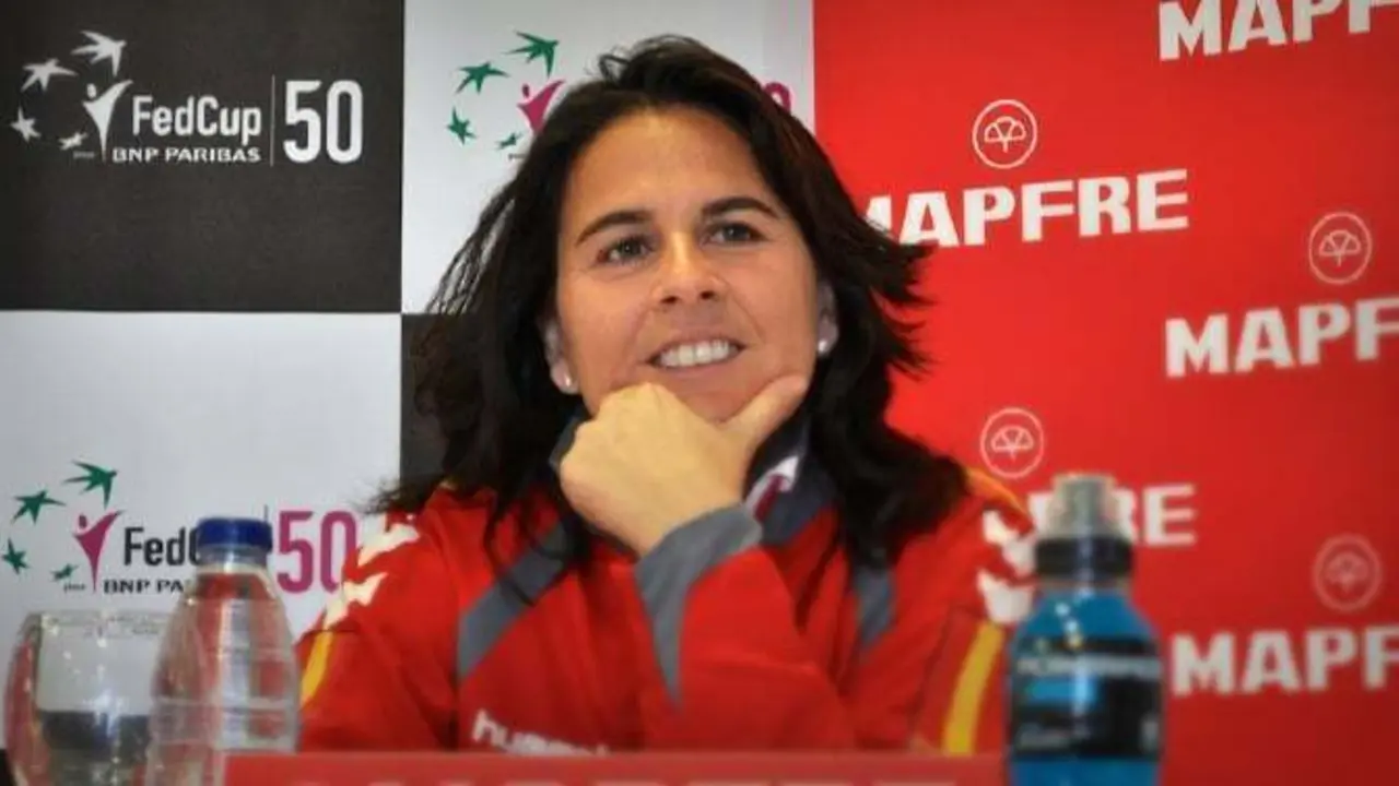 Conchita Mart&iacute;nez al frente del equipo Copa Federaci&oacute;n. | Foto: www.puntodebreak.com