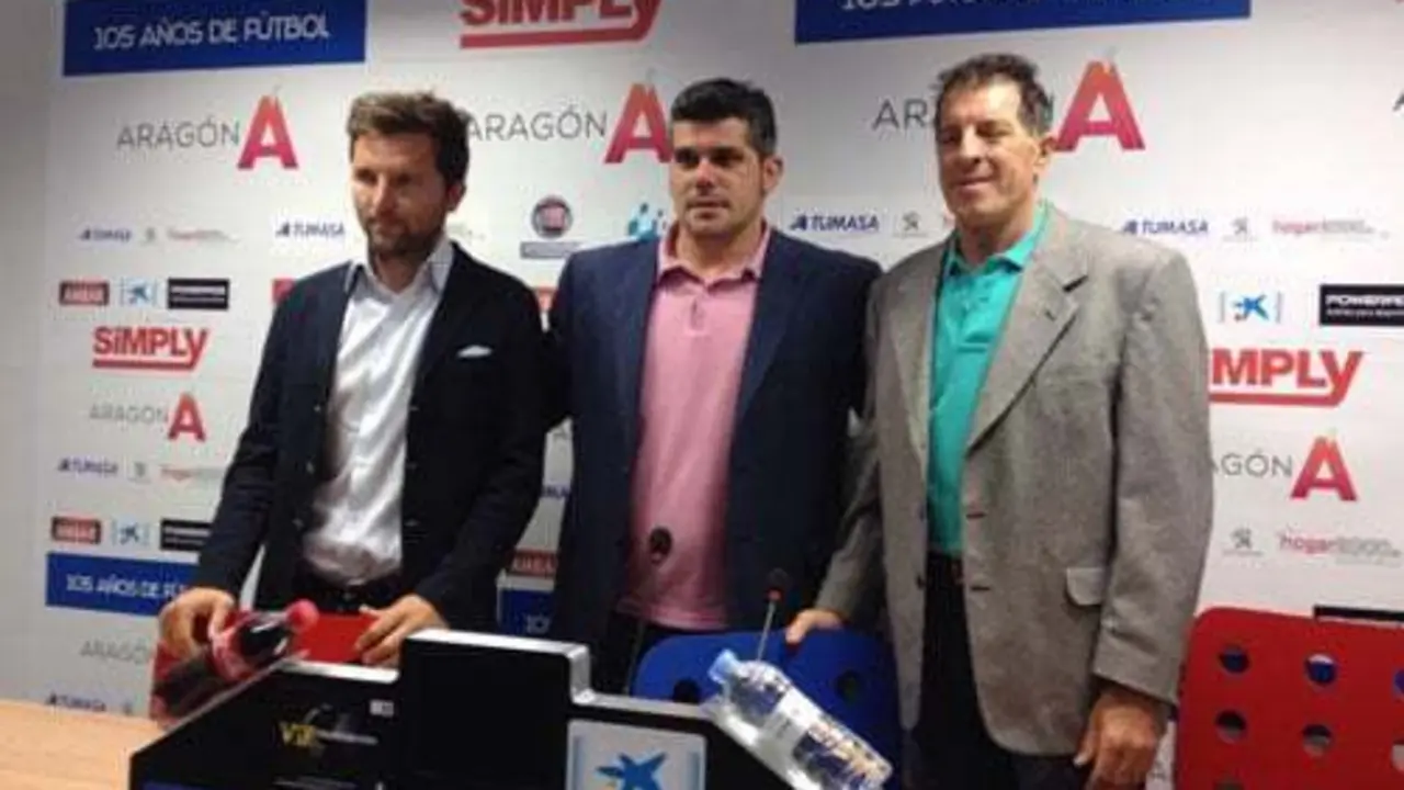 Lalo Arantegui (izquierda), junto a Fernando Losfablos, el presidente de la SD Huesca, y Pedro Braojos.| Foto: Inma Sanz - sporthuesca.com