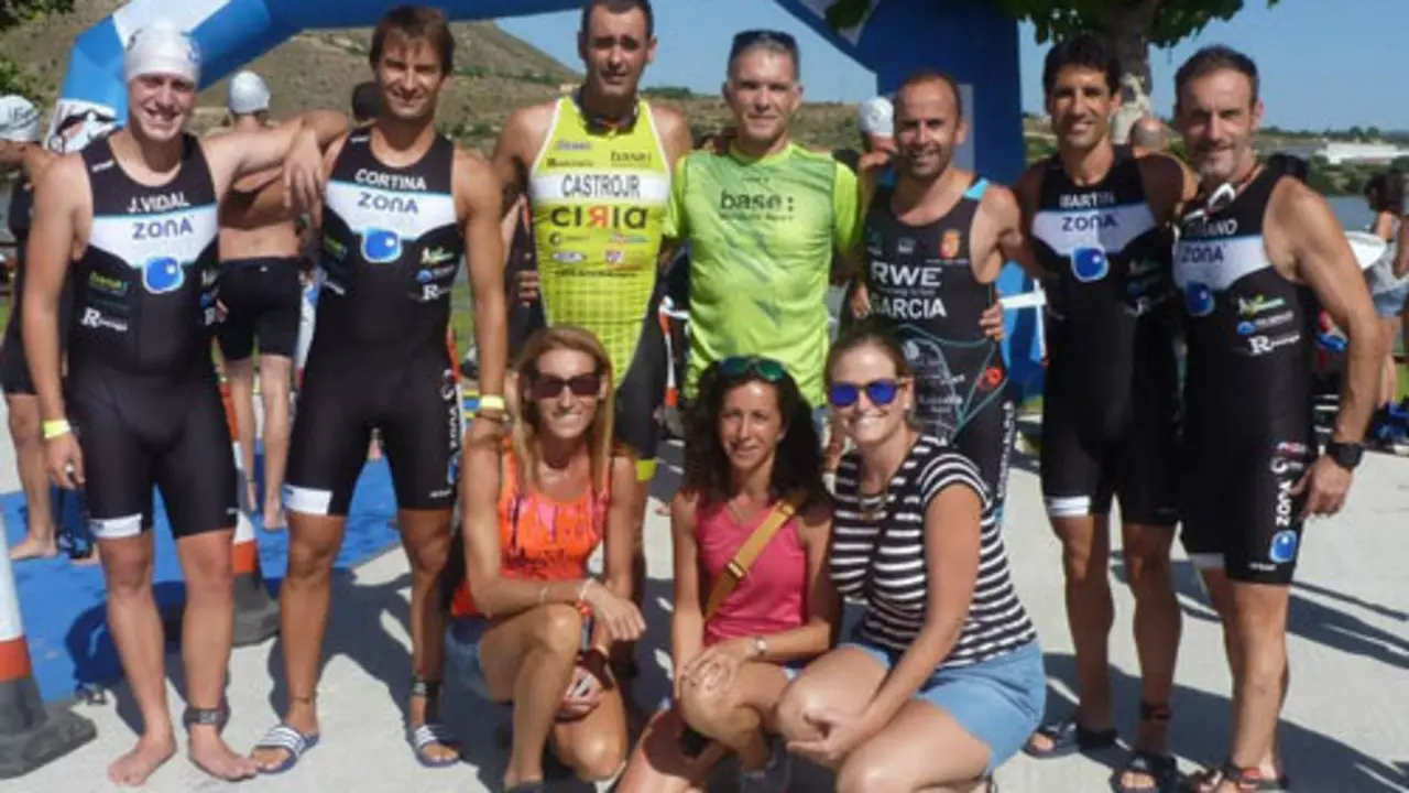Eliseo pos&oacute; con la familia montisonense, Roberto Garc&iacute;a y otra gran atleta como Nuria Sierra | Foto: pasionporeltri.com