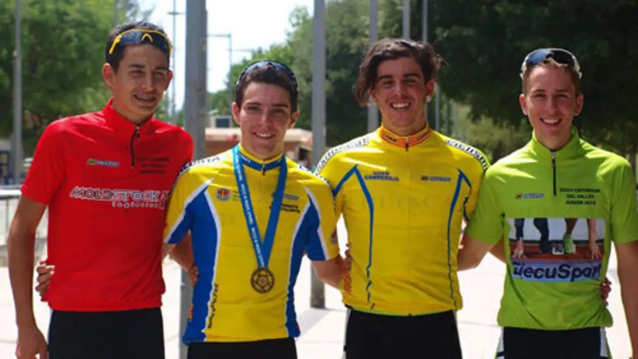 Corredores del Huesca La  Magia con los 4 maillots conseguidos.