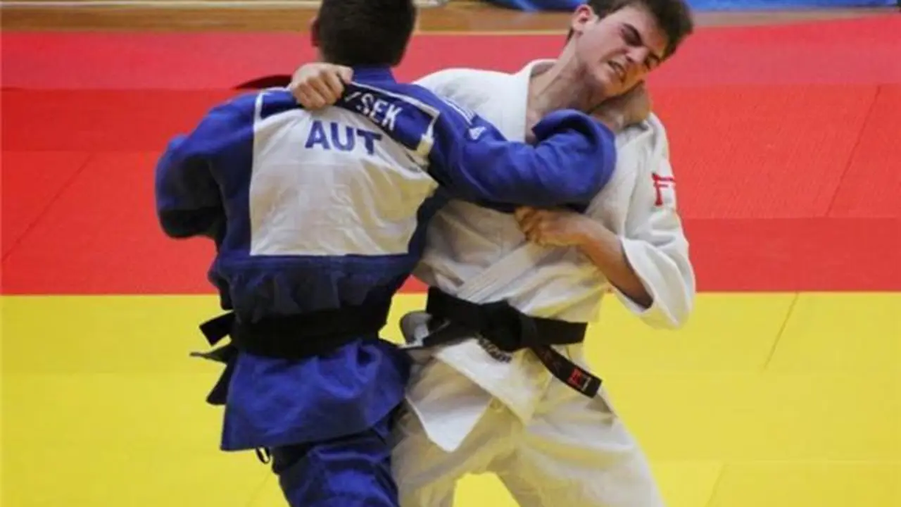 Ra&uacute;l Poblador, a la derecha, en un combate este a&ntilde;o | Foto: Diario del Alto Arag&oacute;n