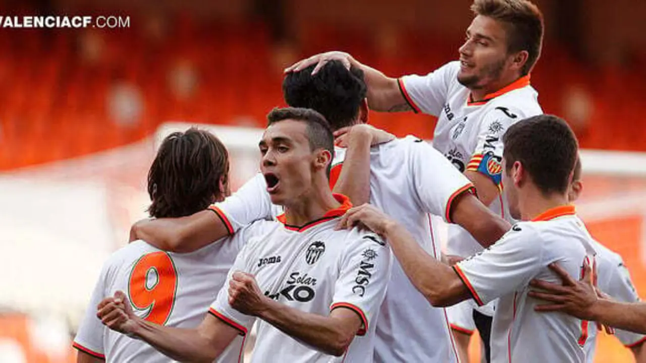 El Valencia Mestalla celebra su permanencia en Segunda B en 2014 | Foto: valenciacf.com