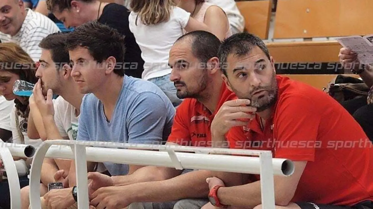 Novelle (centro), con problemas | Foto: sporthuesca.com - C.Pascual